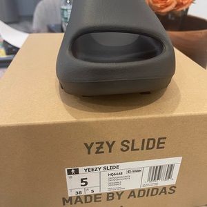 Yeezy slides 100% original zize 5